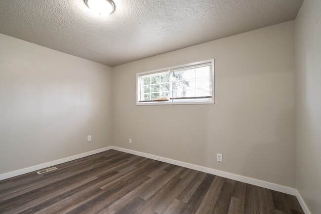 Building Photo - 15706 E Burnside St