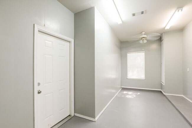 Building Photo - Inviting 4/BR 2/BA Home with Open Layout and Natural Light