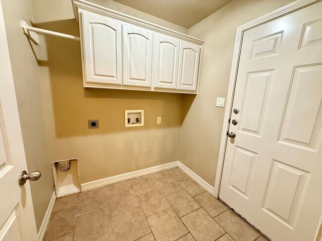 Building Photo - 8340 Stonebridge Way
