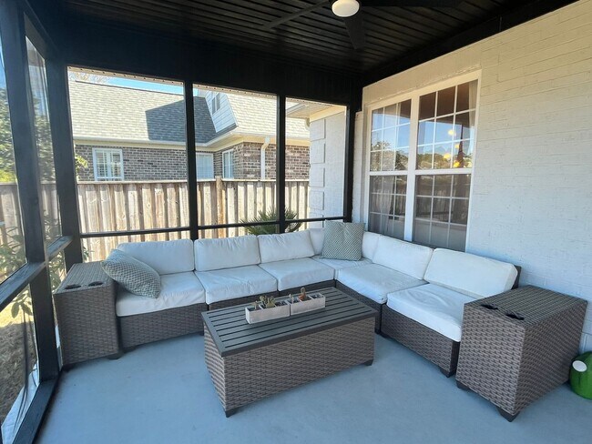 Building Photo - 724 Royal Bonnet Dr