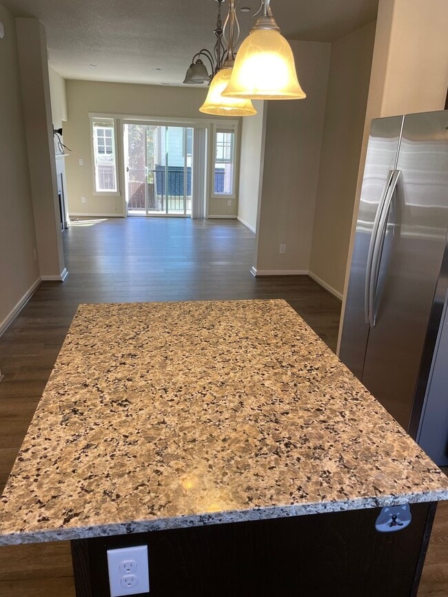 Building Photo - Bethany Townhouse