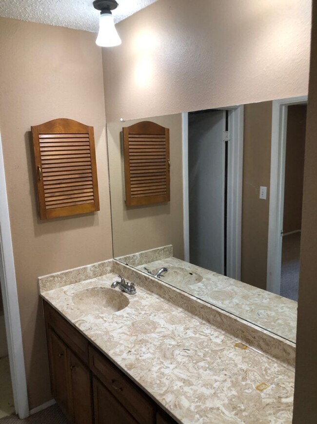 Building Photo - AVAILABLE NOW!