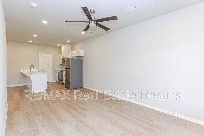 Building Photo - 1401 SW Poigai Wy