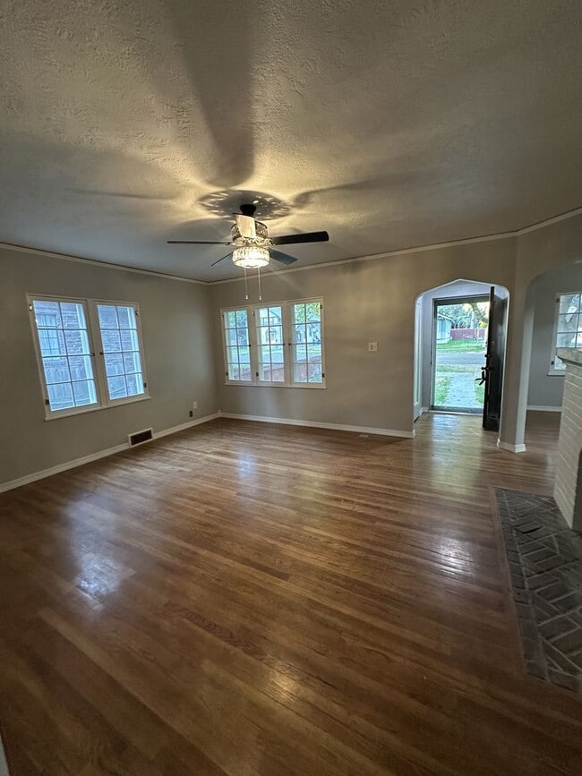 Building Photo - Renovated 3 bedroom + bonus room & finishe...
