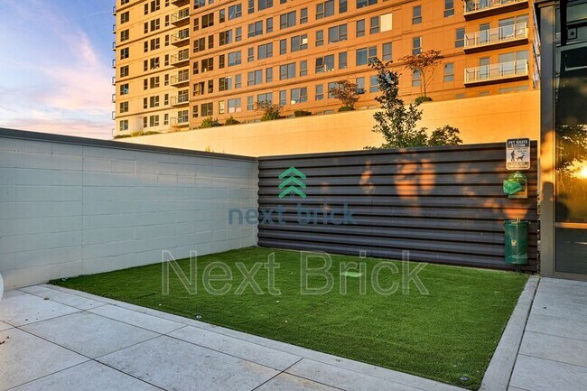 Building Photo - 889 Ave Sq NE