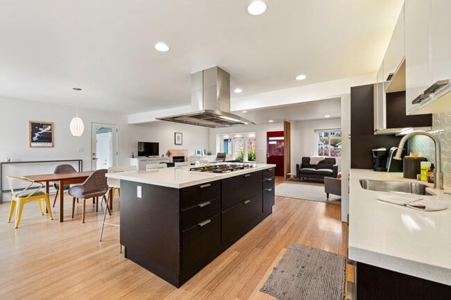 Building Photo - 796 Crespi Dr