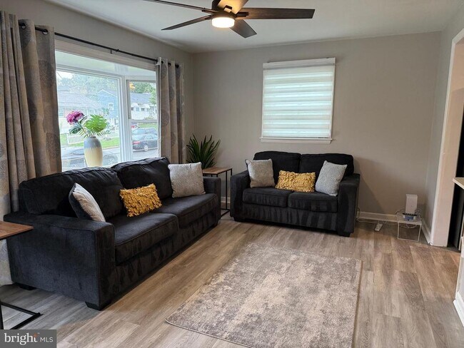 Building Photo - 2208 Vermont Ave