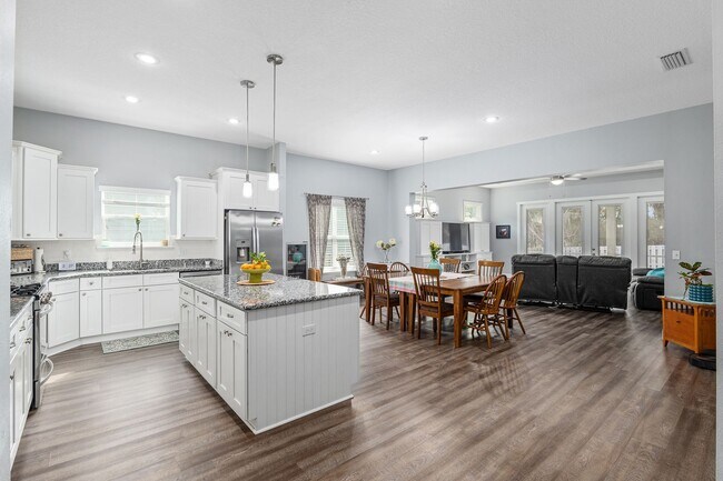 Building Photo - Stunning South Pointe 4/3 Home with Solar ...