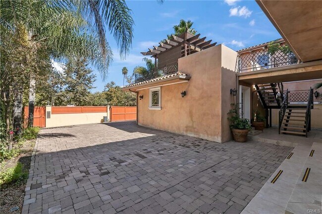 Building Photo - 15014 Valleyheart Dr