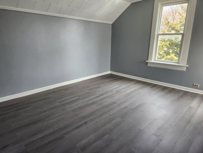 Building Photo - 2201 W 2nd St