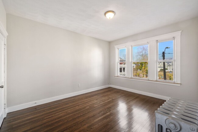 Building Photo - Spacious & Sunny Dorchester 4 Bed Apt With...