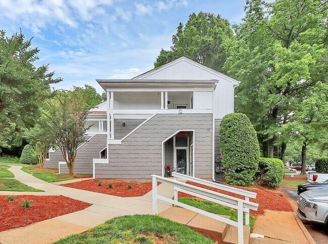 Building Photo - Bright 2BD/2BA Tennis Villa at Lake Norman!