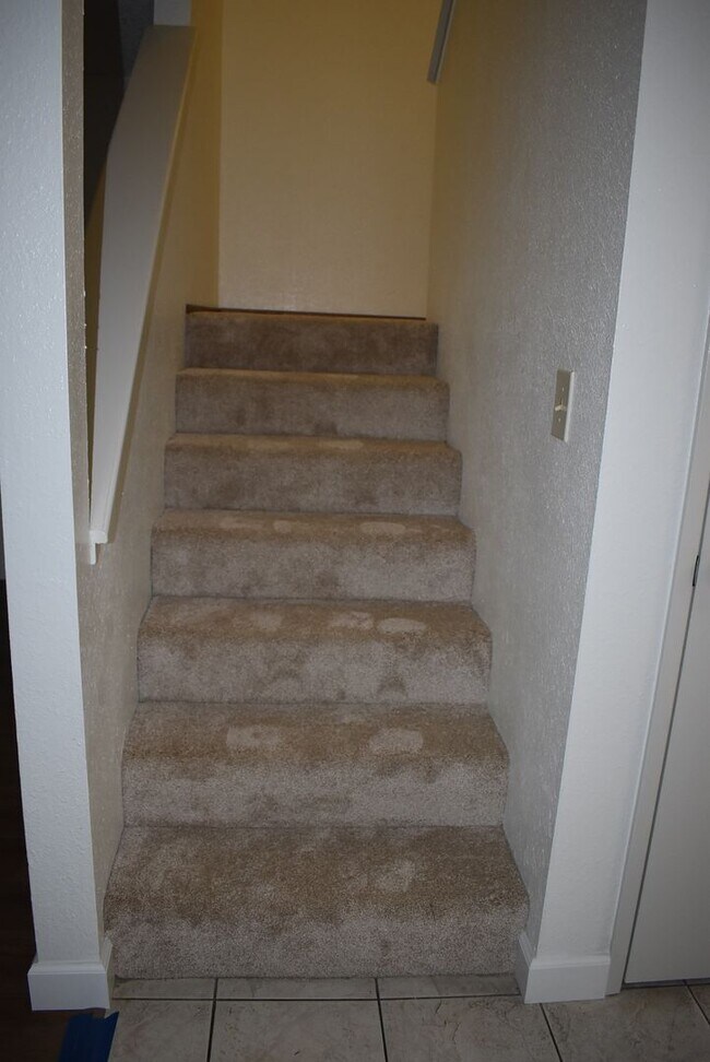 Building Photo - Freshly updated condo unit with a communit...