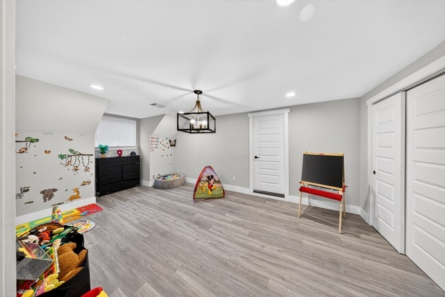 Building Photo - 6215 Great Oaks Dr