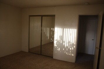 Bedroom Mirrored Closet - 4607 Plaza Ln