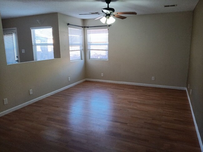 Building Photo - Beautiful 2 Bedroom 1 Bathroom Located in ...