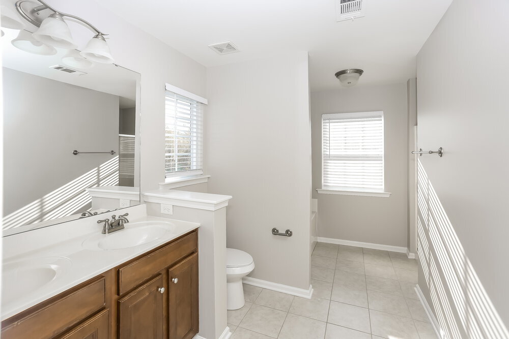 Building Photo - 3371 Streamside Dr