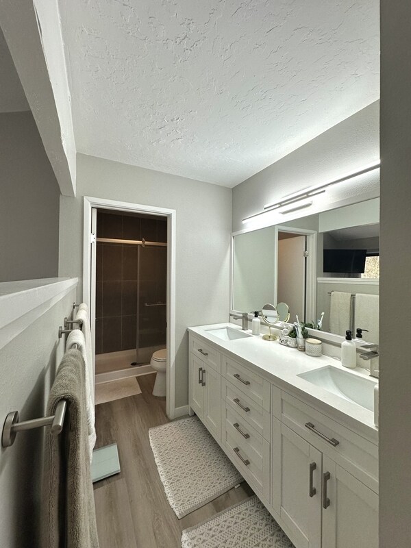 Building Photo - 8750 Villa La Jolla Dr