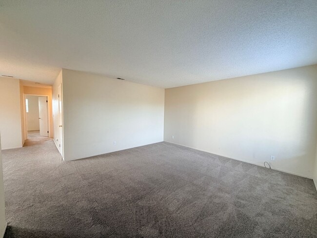 Building Photo - Charming Petaluma Home with Expansive Backyard