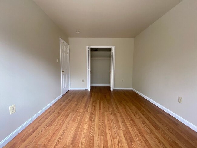 Building Photo - A three bedroom plus den, three and one half bath townhouse conveniently located in Rockville Mar...