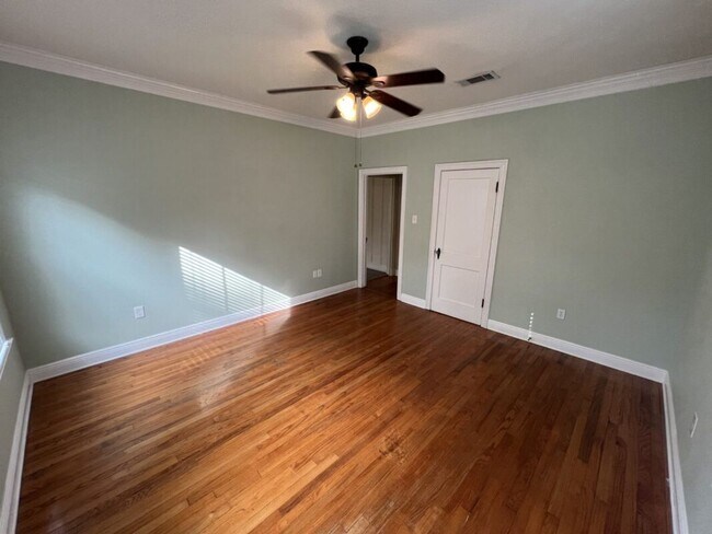 Building Photo - Charming 3 Bedroom Home Near LSU, University Lakes & Parade Routes!