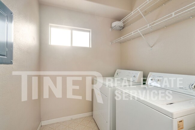 Building Photo - Beautiful 1 Bedroom Condo Near Roseville G...