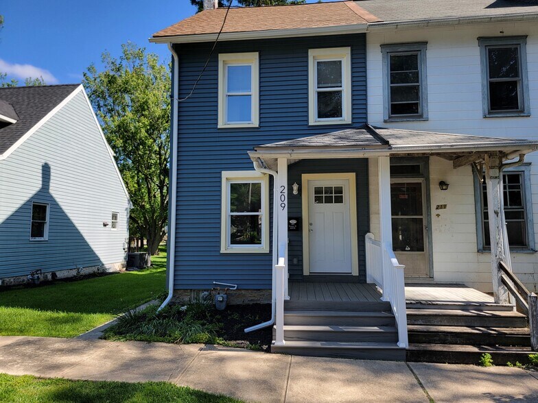 Primary Photo - 209 Leaman St