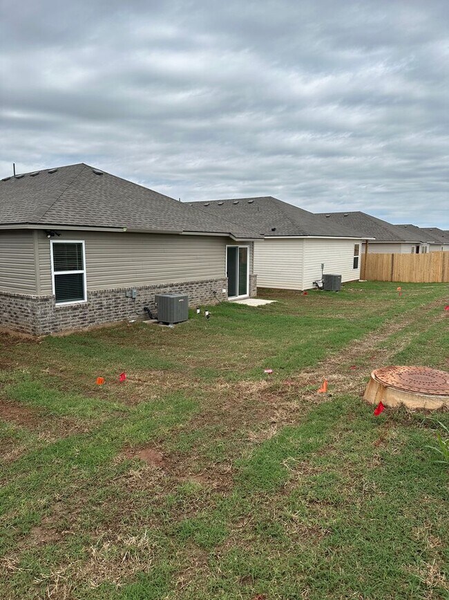 Building Photo - Preleasing Now! Spacious 3-Bed, 2-Bath Home in Yukon