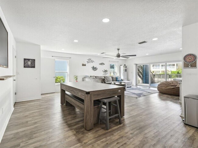 Building Photo - 6241 Bayside Dr