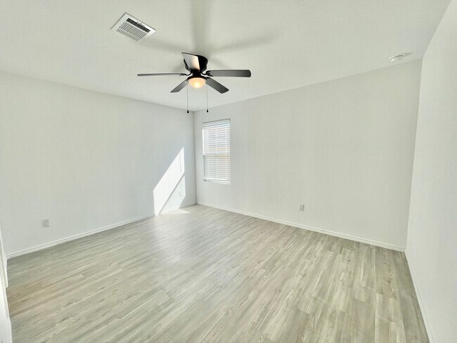 Building Photo - Beautiful 1 Story Home!