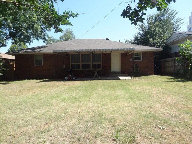 backyard fully fenced - 2305 NW 50th St