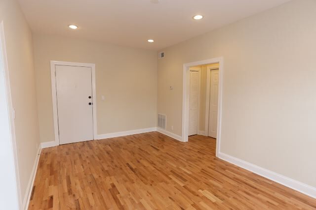 Building Photo - 2226 W Wilson Ave