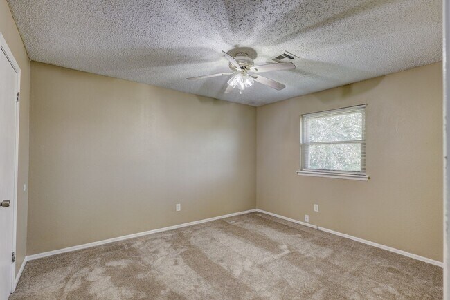 Building Photo - 5 bed 2 bath home in Moore,OK