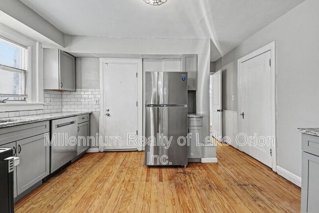 Building Photo - 419 W Iroquois Rd