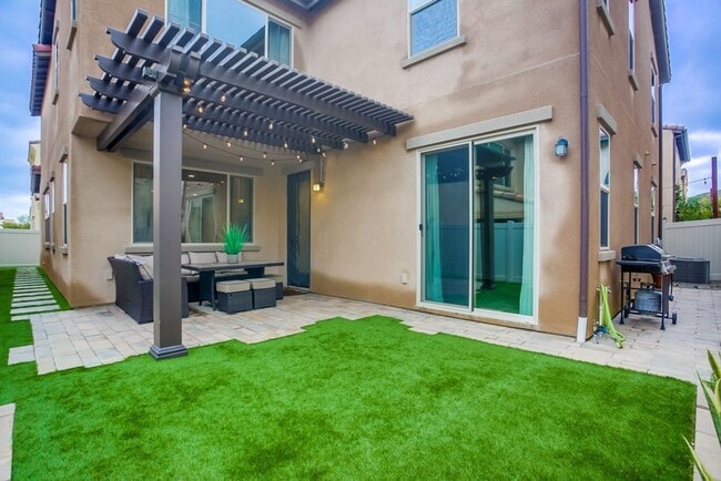 Building Photo - 5 Bedroom Home in Rancho Tesoro!