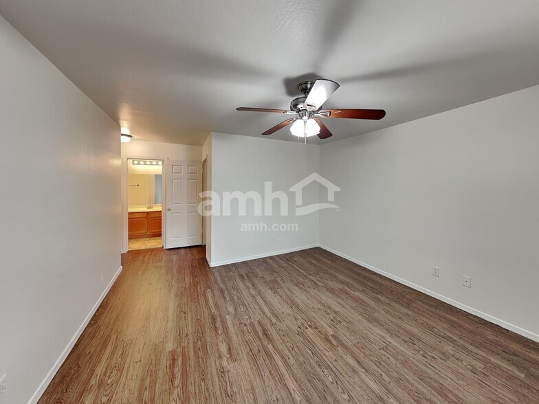 Building Photo - 10913 W Minnezona Ave