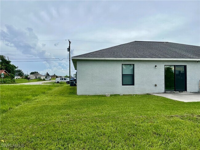Building Photo - 811 NE 11th Terrace