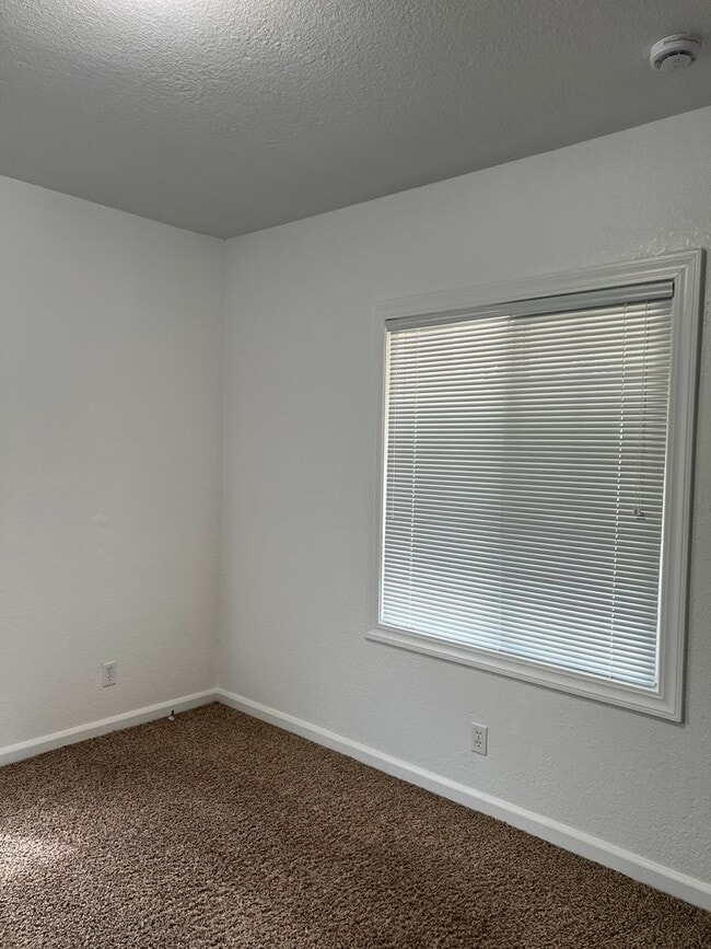 Building Photo - Available now! El Camino & Colfax - 2 bedr...