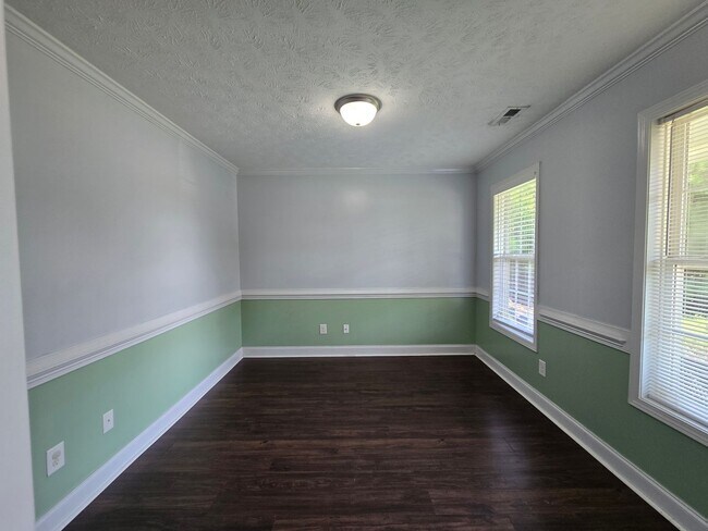 Building Photo - 103 Flag Dr