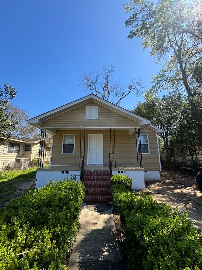 Primary Photo - Freshly Renovated 3x1! Fully Fenced in Yar...