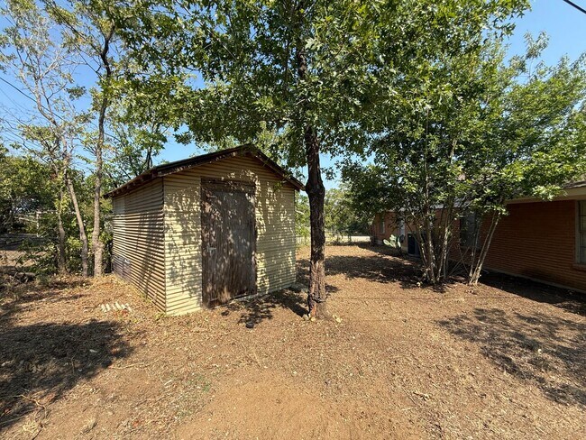 Building Photo - Walk to St. Edwards University!-2711 Littl...