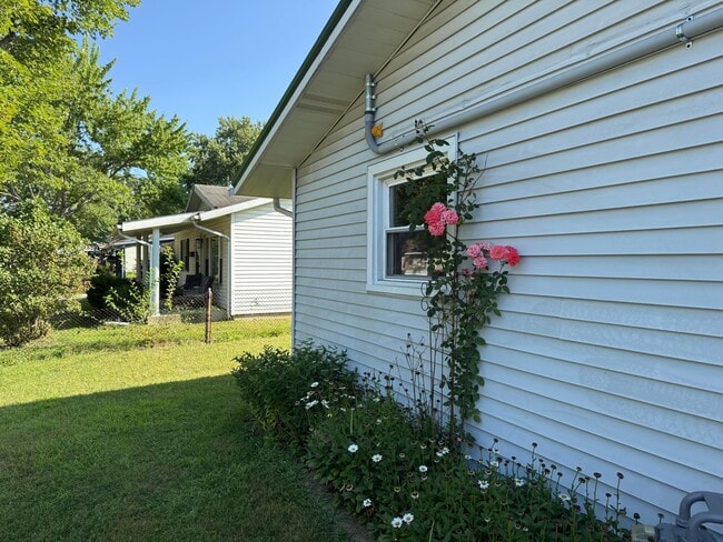 Building Photo - 100 Valley View Dr