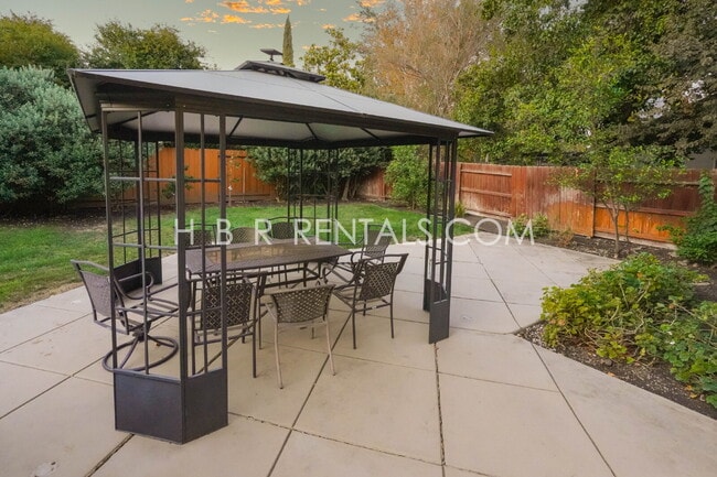 Building Photo - Bright Craftsman-Style 4 Bedroom Home in Q...