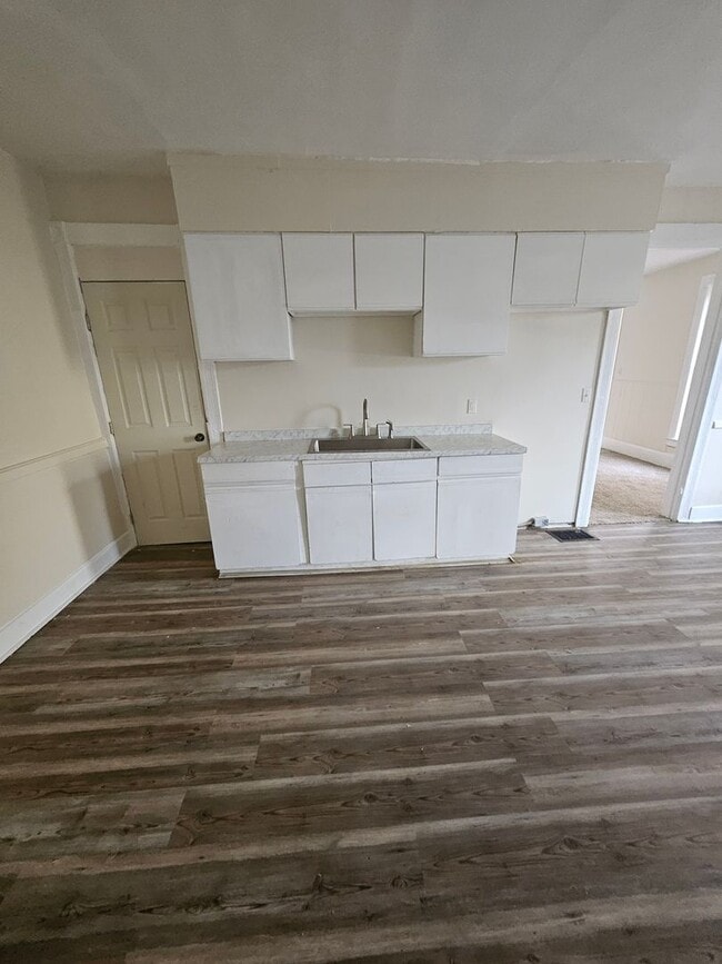 Building Photo - 4 bedroom townhouse style unit on west side