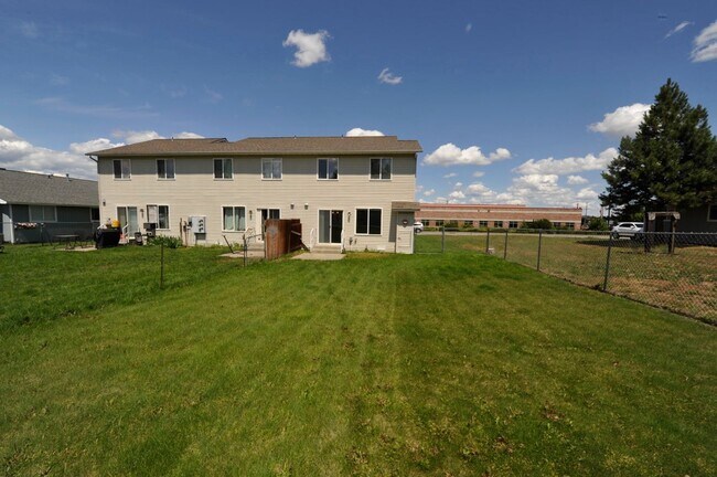 Building Photo - 3 bed 2 bath townhome