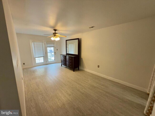 Building Photo - 9109 Diplomat Pl