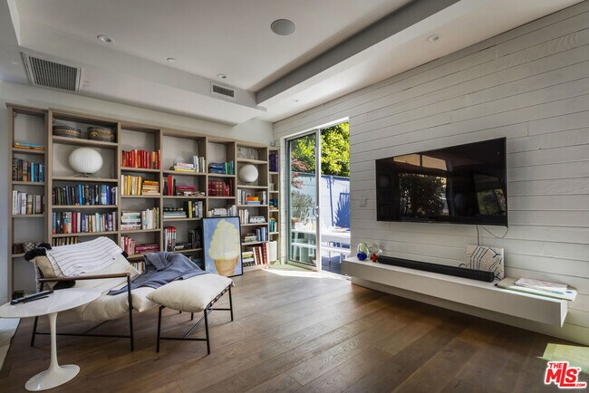 Building Photo - 814 Crestmoore Pl