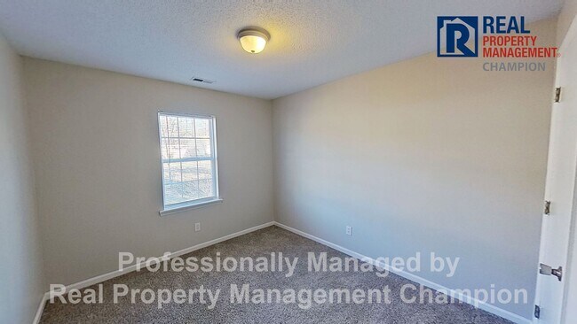 Building Photo - 3 BD/2 BA Home with Fenced Yard & Attached Garage