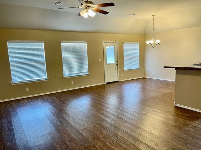 Building Photo - 4 bed 2 bath - Law Enforcement discount.