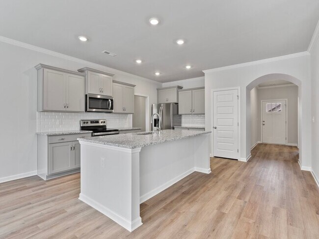 Building Photo - 210 Saddle St